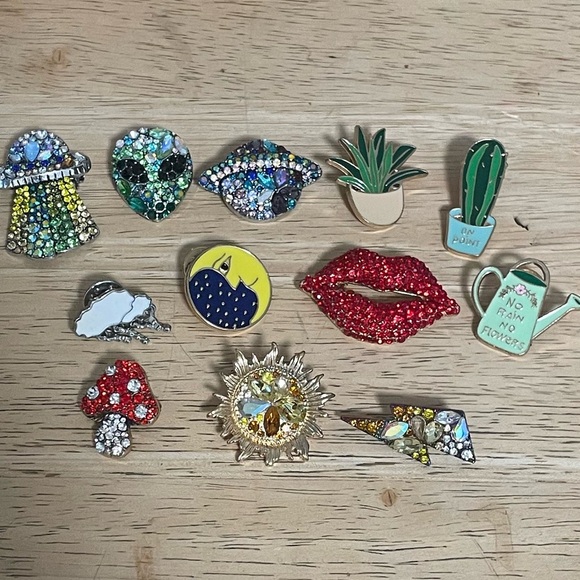 12 various pins; garden, sun, moon, lightening, cloud, lips, mushroom, aliens - Picture 1 of 5